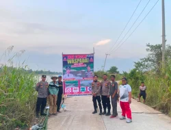 Waspada Jalan Longsor, Polsek Muara Muntai Pasang Spanduk Imbauan di Desa Kayu Batu