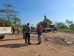 Polsek Samboja Bersama Tim Gabungan Padamkan Sisa Karhutla di Eks Tambang PT Fazar Utama Abadi