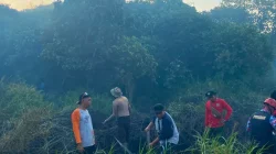 Respon Cepat Polsek Samboja Bersama Tim Gabungan Padamkan Karhutla di Lahan Gambut Wonotirto