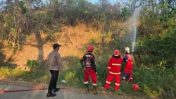 Gerak Cepat Polsek Tenggarong Seberang Padamkan Kebakaran TPA Sampah di Sumber Rejo