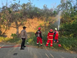 Gerak Cepat Polsek Tenggarong Seberang Padamkan Kebakaran TPA Sampah di Sumber Rejo