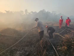 Gerak Cepat Polsek Samboja Tangani Karhutla di Lahan Gambut Dekat Ruas Tol Balsam