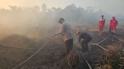 Gerak Cepat Polsek Samboja Tangani Karhutla di Lahan Gambut Dekat Ruas Tol Balsam