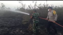 Polsek Tenggarong Tinjau dan Pastikan Lahan Terbakar di Mangkurawang Berhasil Dipadamkan