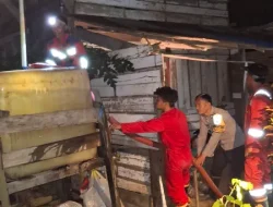Bhabinkamtibmas Bersama Damkar Salurkan Air Bersih untuk Warga Terdampak Kemarau