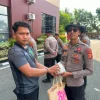 Sidokkes Polres Kukar Bagikan Masker kepada Personel BKO Penanganan Karhutla