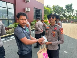 Sidokkes Polres Kukar Bagikan Masker kepada Personel BKO Penanganan Karhutla