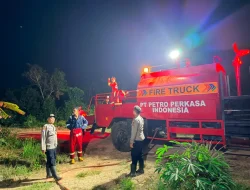 Kesigapan Personel Polsek Muara Jawa Bersama Tim Gabungan Padamkan Karhutla di Muara Kembang Janggut