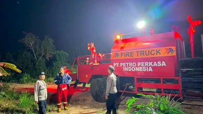 Kesigapan Personel Polsek Muara Jawa Bersama Tim Gabungan Padamkan Karhutla di Muara Kembang Janggut