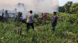 Api Padam, Sinergi Tetap Menyala: Polsek Samboja Tangani Karhutla di Tanjung Harapan