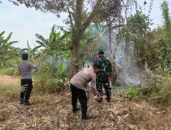 Gerak Cepat Polsek Tenggarong Seberang Padamkan Karhutla, Api Tak Sempat Meluas