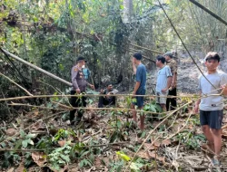 Gerak Cepat Polsek Loa Janan Bersama Warga Padamkan Kebakaran Lahan di Purwajaya