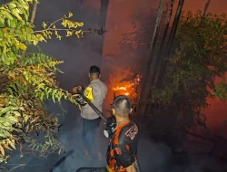 Sisa Bara Batu Bara Picu Kebakaran, Polsek Loa Janan Bersama Relawan Jinakkan Api di Purwajaya