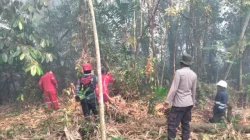 Kobaran Karhutla Dekati Permukiman, Polsek Samboja Bersama Tim Gabungan Bergerak Cepat