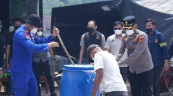 Tak Sekadar Meninjau, Kapolres Kukar Turun Langsung Tangani Karhutla di Lahan Gambut Sanga Sanga
