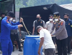 Tak Sekadar Meninjau, Kapolres Kukar Turun Langsung Tangani Karhutla di Lahan Gambut Sanga Sanga