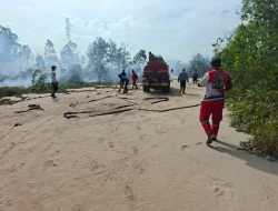 Api Mengarah ke Permukiman, Setengah Hektare Lahan Gambut di Pemedas Berhasil Dipadamkan oleh Polsek Samboja bersama Tim Gabungan