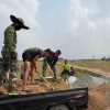 TMMD Membangun Negeri, Satgas Ke-129 Lanjutkan Pembangunan Jalan Lingkungan di Leuwi Malang
