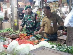 Babinsa Cek Harga Pasar Ternyata Minyak Goreng dan Daging Sapi Naik, Stok Sembako di Pasar Serang Masih Aman
