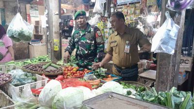 Babinsa Cek Harga Pasar Ternyata Minyak Goreng dan Daging Sapi Naik, Stok Sembako di Pasar Serang Masih Aman