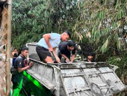 Satgas TMMD Ke-129 Kebut Pengecoran Jalan Sasaran 1, Warga Ikut Gotong Royong
