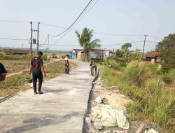 Jaga Kekuatan Beton, Satgas TMMD Ke-129 Siram Jalan Sasaran 3