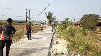 Jaga Kekuatan Beton, Satgas TMMD Ke-129 Siram Jalan Sasaran 3