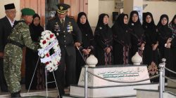 Sambut HUT Kemerdekaan RI ke-81 dan Hari jadi Kabupaten Bekasi Ke 76 Dandim 0509 Bersama Plt Bupati Bekasi Gelar Tabur Bunga di Makam KH Noer Alie