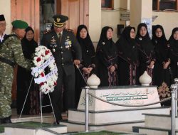 Sambut HUT Kemerdekaan RI ke-81 dan Hari jadi Kabupaten Bekasi Ke 76 Dandim 0509 Bersama Plt Bupati Bekasi Gelar Tabur Bunga di Makam KH Noer Alie