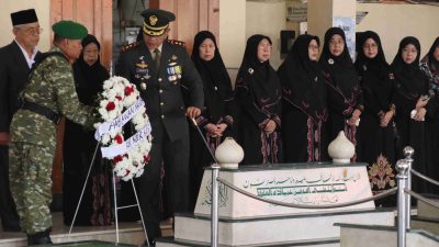 Sambut HUT Kemerdekaan RI ke-81 dan Hari jadi Kabupaten Bekasi Ke 76 Dandim 0509 Bersama Plt Bupati Bekasi Gelar Tabur Bunga di Makam KH Noer Alie