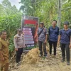 Cegah Karhutla, Bhabinkamtibmas Rempanga Pasang Spanduk Himbauan kepada Warga