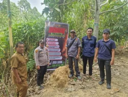 Cegah Karhutla, Bhabinkamtibmas Rempanga Pasang Spanduk Himbauan kepada Warga
