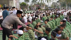 Sebelum Salat Istisqa, Kapolres dan PJU Polres Kukar Bagikan Masker Kepada Peserta Doa Bersama