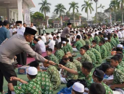 Sebelum Salat Istisqa, Kapolres dan PJU Polres Kukar Bagikan Masker Kepada Peserta Doa Bersama