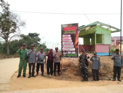 Cegah Karhutla, Bhabinkamtibmas Bersama Babinsa Pasang Spanduk Imbauan di Loa Kulu