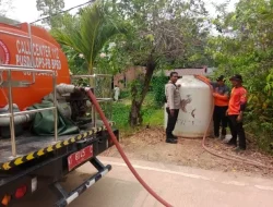 Kemarau Panjang, Polisi Bersama BPBD dan PDAM Antar Air Bersih ke Warga Jongkang