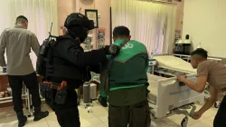 Brimob Polda Metro Jaya Patroli Cipta Kondisi, Bantu Pengemudi Ojol Kecelakaan di Kebun Sirih