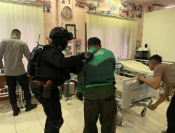 Brimob Polda Metro Jaya Patroli Cipta Kondisi, Bantu Pengemudi Ojol Kecelakaan di Kebun Sirih