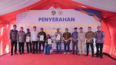 Wamen Ossy Serahkan Sertipikat bagi MBR di Kalsel, Dukung Penyediaan Rumah Layak Huni Lewat Legalitas Tanah