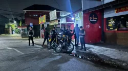 Brimob Polda Metro Jaya Hentikan Pengendara Lawan Arah di Jatinegara